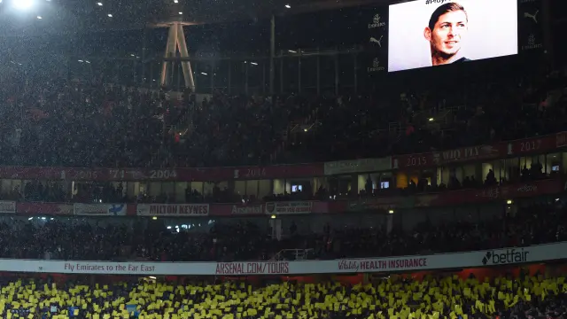 Fanáticos del Cardiff rinden homenaje al jugador de fútbol argentino.