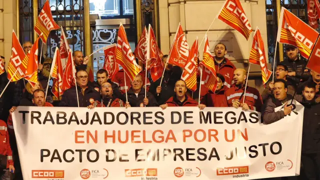 Protesta de los trabajadores en enero del año pasado ante las puertas de la Diputación Provincial de Zaragoza