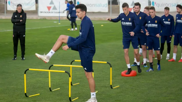 El jugador del Real Zaragoza, Álex Muñoz, en un entrenamiento con el Real Zaragoza.