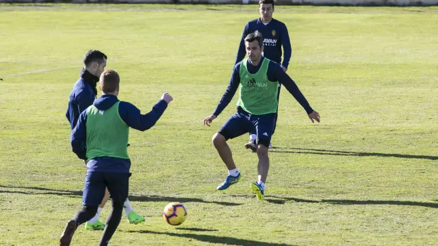 Linares, que golpea el balón, y Dorado, que defiende, entrenando juntos ayer en la Ciudad Deportiva.