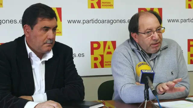 El portavoz del PAR en Teruel, Julio Esteban, a la derecha, con el concejal aragonesista Joaquín Tomás,