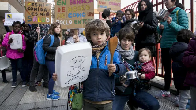 Niños y padres se concentraron contra el uso de bandejas de plástico en las líneas frías de los comedores