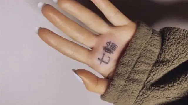 El tatuaje que la artista lleva tatuado en la palma de la mano.