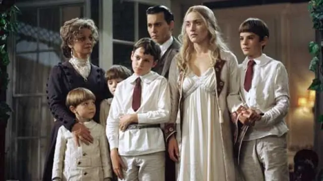 'Descubriendo Nunca Jamás', protagonizada por Kate Winslet y Johnny Depp, cuenta la relación que establecieron el escritor J.M Barrie -el creador de Peter Pan- y July, una madre enferma de cáncer con tres pequeños a su cargo.