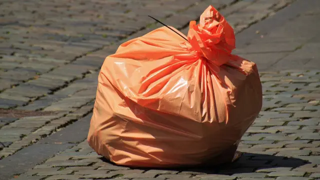 Un vídeo de tan solo seis segundos nos enseña cómo colocar correctamente la bolsa de basura.