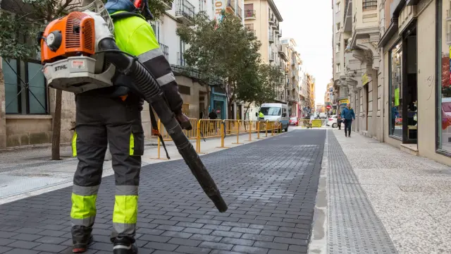 Finaliza la implantación del 'asfalto adoquinado' en la calle Espoz y Mina.