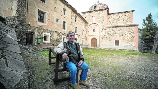 Miguel Maicas, delante de la inmensa ermita de San Mamés
