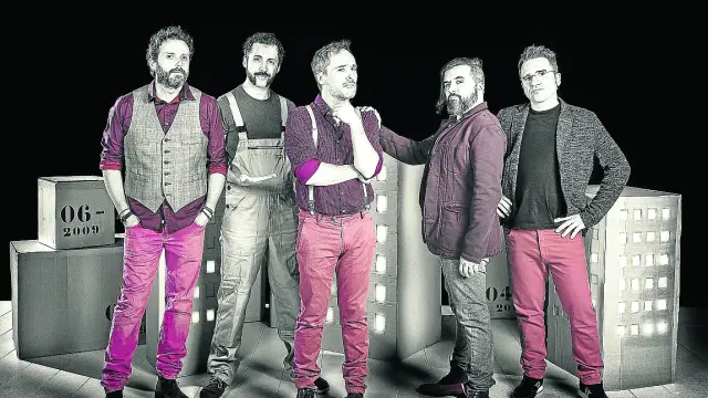 Los componentes de la banda, con Santi Balmes en medio, en una imagen promocional.
