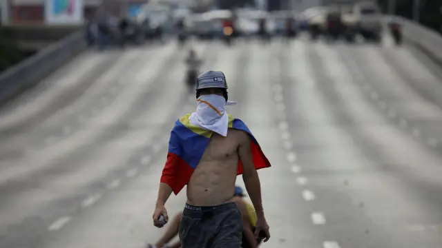 Un manifestante, este sábado, en las calles de Caracas
