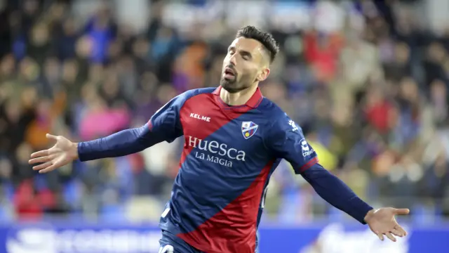 Enric Gallego festeja su primer gol con la SD Huesca.