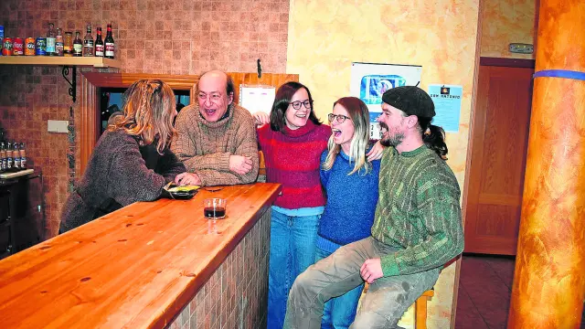 Rosa María, Víctor, María José, Gema y Jessie, en el bar de Secastilla