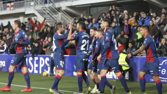 Los jugadores de la SD Huesca celebran uno de los cuatro goles al Valladolid.