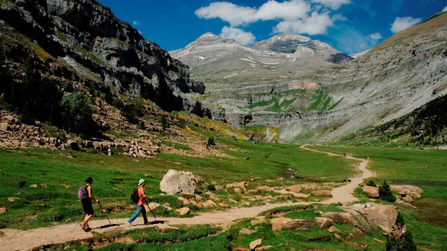 Senderistas realizando la ruta PN 1 por el valle de Ordesa, del Geoparque de Sobrarbe-Pirineos.