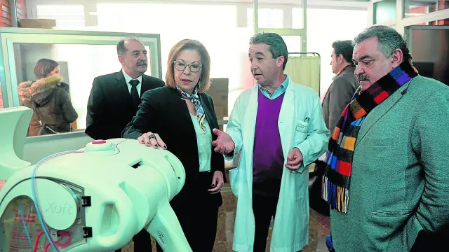 La consejera de Sanidad, Pilar Ventura, junto a la máquina de radioterapia intraoperatoria.