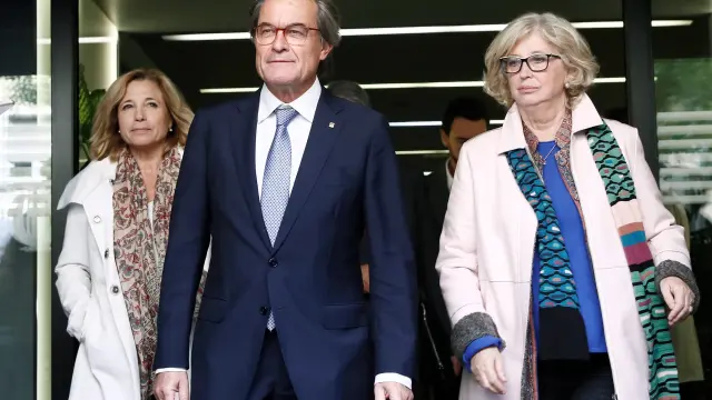 Fotografía de archivo de presidente de la Generalitat, Artur Mas, junto a las exconsejeras Joana Ortega (i) e Irene Rigau (d).