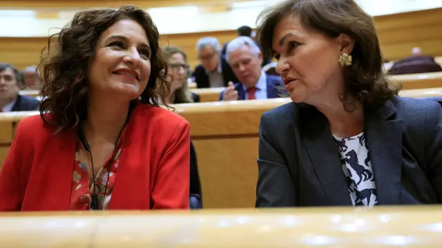 La ministra de Hacienda, María Jesús Montero, junto a la vicepresidenta del Gobierno, Carmen Calvo.