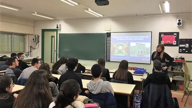 La profesora de Psicología del Campus de Huesca Eva Lira en la sesión que ha tenido lugar este 6 de febrero en Fraga.