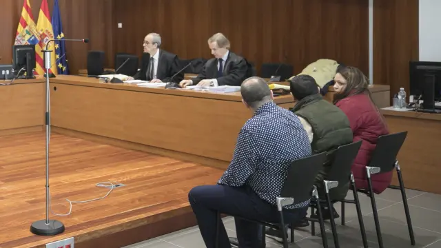 Los acusados, juntos a sus abogados, Simón Lahoz y Juan Antonio Rubio, durante el juicio celebrado en la Audiencia de Zaragoza.