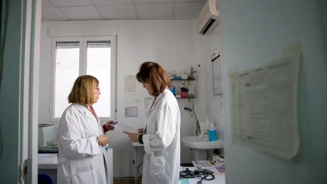Arsenia Barredo y Elena López, en el consultorio, con una pauta de medicación.
