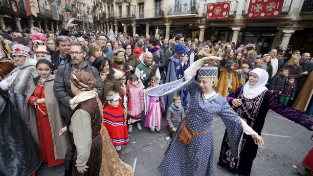 Danzas medievales en las calles de Teruel durante la celebración de las Bodas de Isabel.