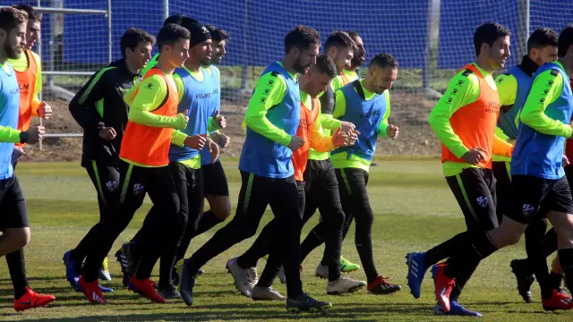 Los futbolistas azulgranas, durante un entrenamiento en el Montearagón.