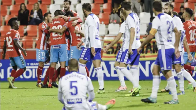 Los jugadores del Lugo celebran uno de los goles con los que derrotaron por 2-1 al Real Zaragoza en su última visita al estadio Anxo Carro.