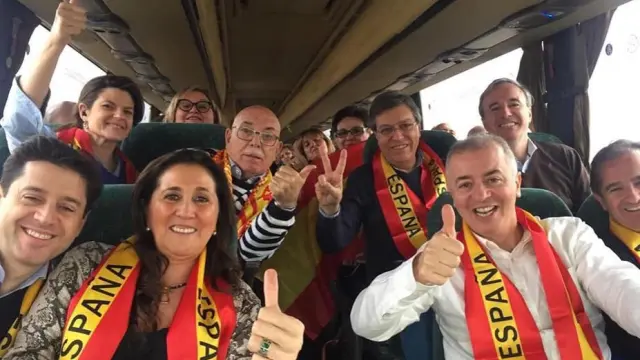 Dirigentes del PP en Aragón, en uno de los autobuses fletados para acudir a la manifestación en Madrid bajo el lema 'Por una España unida, elecciones ya'.
