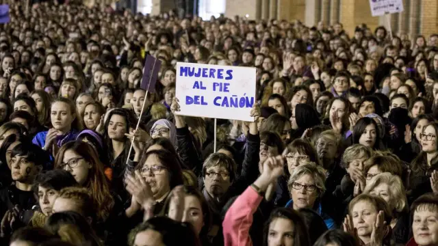 Un grupo de mujeres porta una pancarta en la manifestación del año pasado en Zaragoza