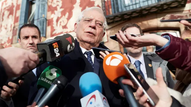 El ministro de Asuntos Exteriores, UE y Cooperación, Josep Borrell, atendiendo a los medios.