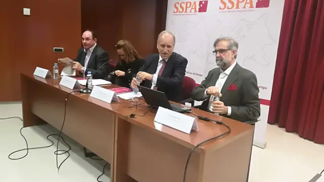 De derecha a izquierda, Herce, Torre, Pérez y Ros, durante la presentación del informe.