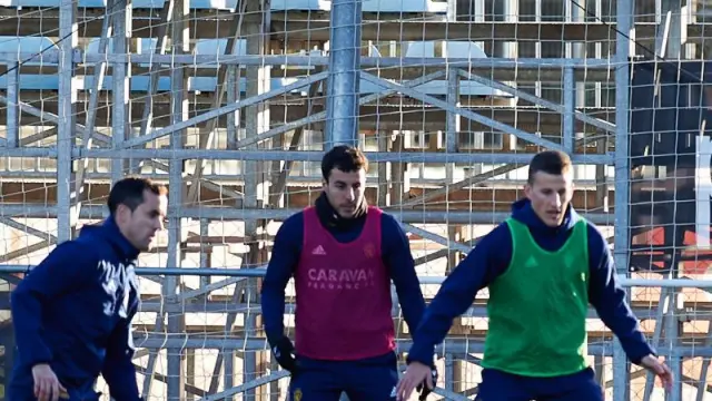 Linares, Aguirre y Nieto, al principio del primer entrenamiento de la semana del Real Zaragoza, en la tarde de este lunes en la Ciudad Deportiva.