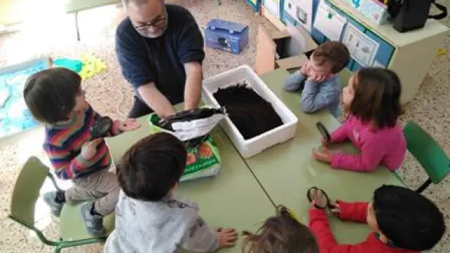 Niños del colegio de Mazaleón han aprendido qué es el compostaje con lombrices.