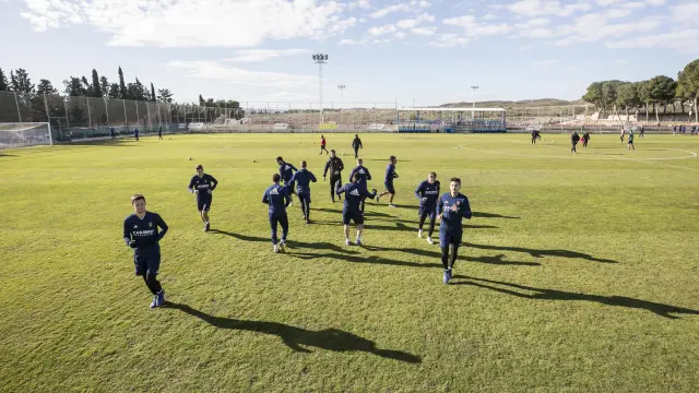 Los futbolistas del Real Zaragoza se ejercitan en las instalaciones de entrenamiento de la Ciudad Deportiva.
