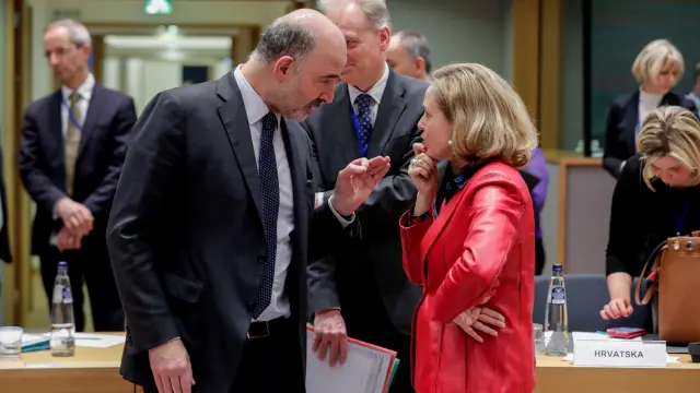 La ministra española de Economía, Nadia Calviño, junto al comisario europeo de Asuntos Económicos, Pierre Moscovici.