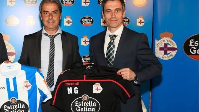 Natxo González, con Carmelo del Pozo, el día de su presentación como entrenador del Deportivo de La Coruña tras su polémica fuga del Real Zaragoza.