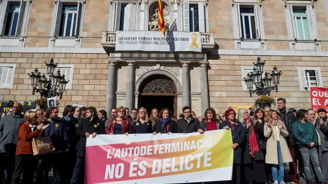 La alcaldesa de Barcelona, Ada Colau, durante la concentración llevada a cabo este martes.