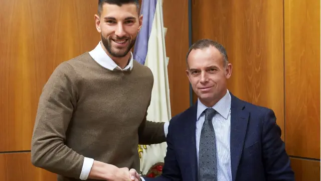 Ratón, con el presidente Lapetra, en la firma de su renovación con el Real Zaragoza en la tarde de este martes.
