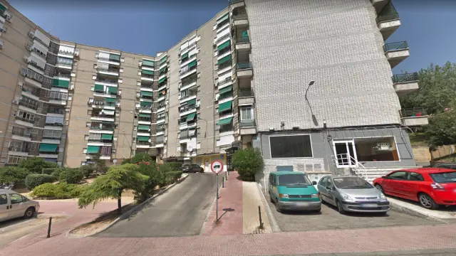 El cuerpo fue hallado en una vivienda situada en el número 3 de la calle de Camino de Santiago de Alcalá de Henares.