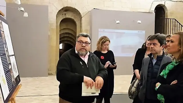 La consejera Mayte Pérez y el alcalde de Huesca, Luis Felipe, han visitado este miércoles la exposición de la Osca romana