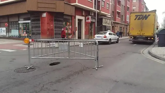 Cortado el carril derecho de la calle de Salvador Minguijón en Zaragoza por un socavón