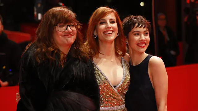 Isabel Coixet, junto a las protagonistas de 'Elisa y Marcela', Greta Fernández y Natalia de Molina.