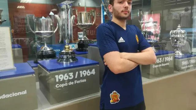 Luis Miguel Morales posa junto a la vitrina de trofeos del Real Zaragoza.