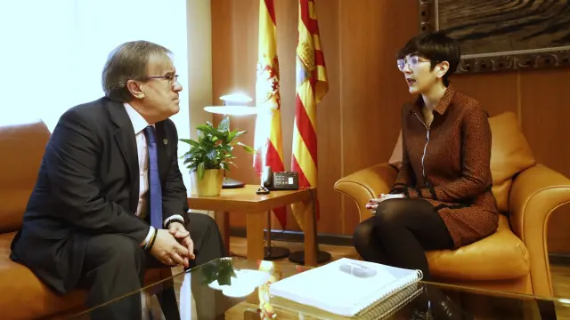 Ángel Dolado, Justicia de Aragón, y Violeta Barba, presidenta de las Cortes, este viernes en la entrega del informe del Justiciazgo correspondiente a 2018.