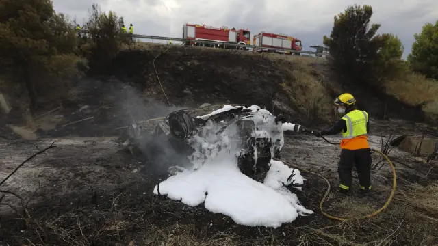 Bomberos del parque de Huesca  en un accidente de tráfico ocurrido en la A-23 a mediados de agosto de 2018.