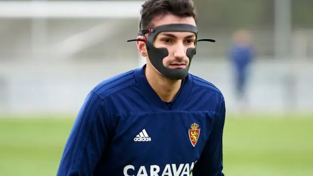 Álex Muñoz, con su nueva máscara protectora de la operación de fractura de maxilar inferior a la que fue sometido el 30 de enero.