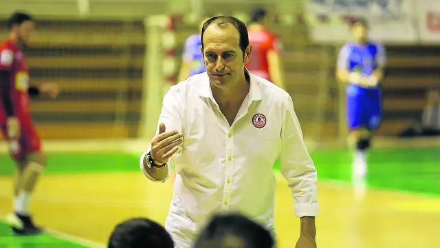 José Nolasco, técnico del Bada Huesca, se dirige a sus jugadores.