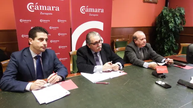 Fernando Moraga, presidente de la Comisión de Industria; Manuel Teruel, presidente de Cámara de Zaragoza y Marcos Sanso, catedrático y director de ESI.