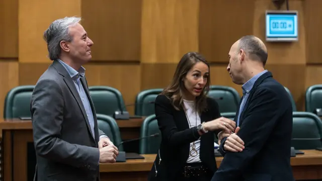 El portavoz del PP, Jorge Azcón, y la edil María Navarro, conversan este viernes con el portavoz de CHA, Carmelo Asensio.