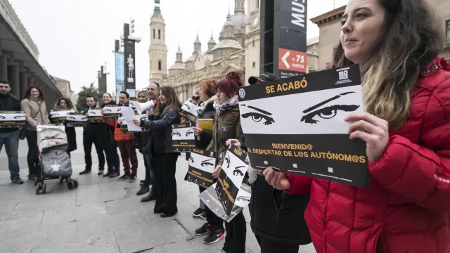 Dos decenas de autónomos se han manifestado este viernes en Zaragoza.