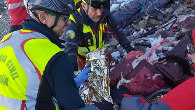 La víctima, tras ser atendida in situ por un médico del 061, fue evacuado en helicóptero hasta el hospital Miguel Servet de Zaragoza.
